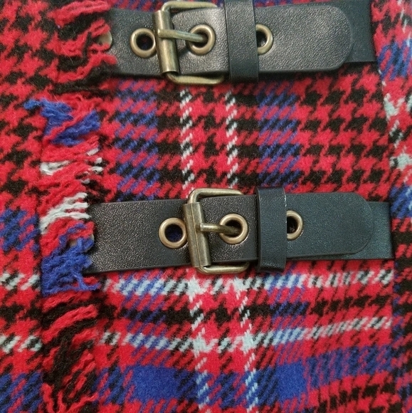 Red Plaid mini skirt - Picture 3 of 8